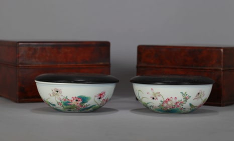 A PAIR OF FAMILLE ROSE 'FLORAL' BOWLS