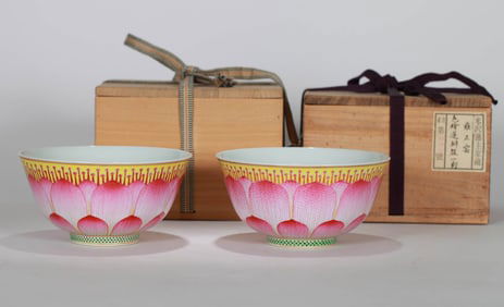 A PAIR OF FAMILLE ROSE 'LOTUS PETAL' BOWLS