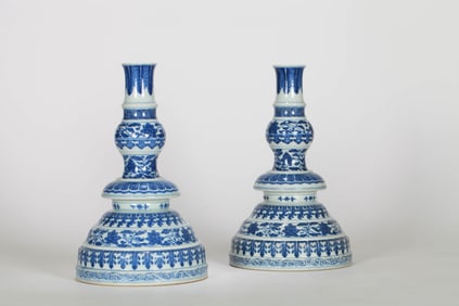 A PAIR OF BLUE AND WHITE 'INTERLOCKING LOTUS' CANDLESTICKS