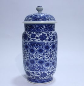 A BLUE AND WHITE 'INTERLOCKING FLOWERS' COVERED JAR