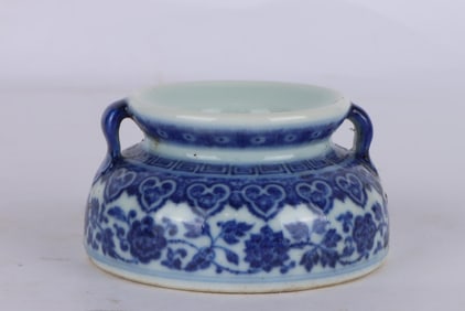 A BLUE AND WHITE VASE