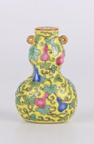 A YELLOW-GROUND FAMILLE ROSE 'GOURD' SNUFF BOTTLE