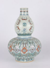 A DOUCAI 'INTERLOCKING FLOWERS' GOURD-SHAPED VASE
