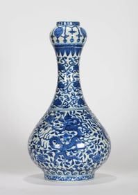 A BLUE AND WHITE 'DRAGONS' GARLIC-HEAD VASE
