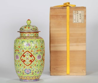 A GREEN-GROUND FAMILLE ROSE 'INTERLOCKING LOTUS' COVERED JAR