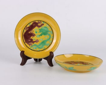 A PAIR OF SUSANCAI 'DRAGONS' SMALL DISHES