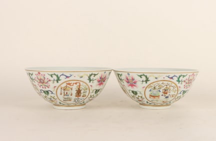 A PAIR OF FAMILLE ROSE MEDALLION 'ANTIQUITIES' BOWLS