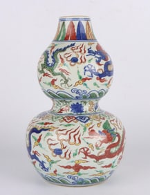 A WUCAI 'DRAGONS' GOURD-SHAPED VASE