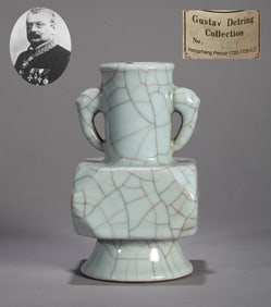 A GUAN-TYPE GLAZE SQUARE VASE