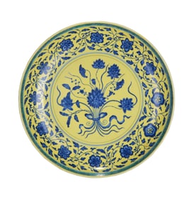 A YELLOW-GROUND BLUE AND WHITE DISH