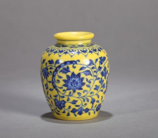 A YELLOW-GROUND BLUE AND WHITE SMALL JAR