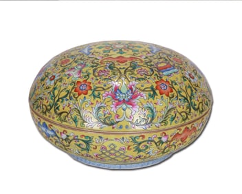 A YELLOW-GROUND FAMILLE ROSE COVERED BOX