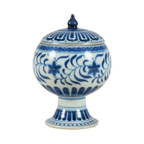 A BLUE AND WHITE 'INTERLOCKING FLOWERS' STEM CUP