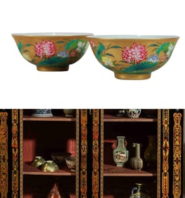 A PAIR OF GOLD-GROUND FAMILLE ROSE 'FLORAL' BOWLS