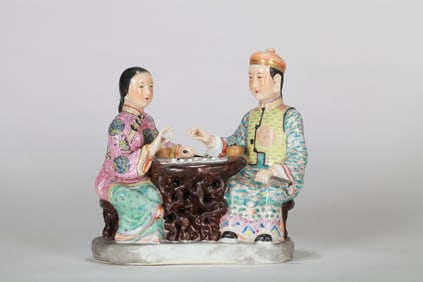 A FAMILLE ROSE 'CHESS PLAYERS' FIGURINE