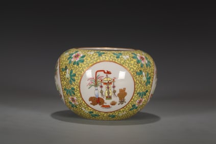 A FAMILLE ROSE APPLE-SHAPED VASE