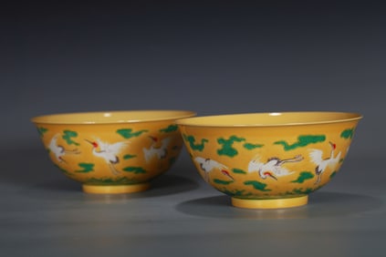 A PAIR OF YELLOW-GROUND SUSANCAI 'CRANES' BOWLS