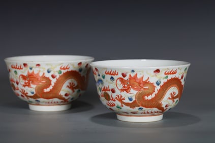 A PAIR OF FAMILLE ROSE 'DRAGON' BOWLS