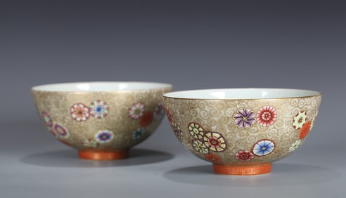 A PAIR OF FAMILLE ROSE WITH GILT 'FLORAL' BOWLS