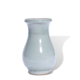 A LONGQUAN CELADON VASE