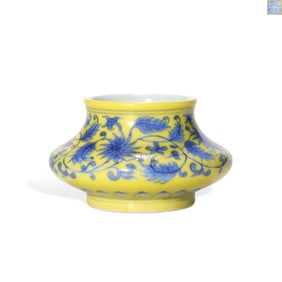 A YELLOW-GROUND BLUE AND WHITE 'INTERLOCKING FLOWERS' SMALL JAR