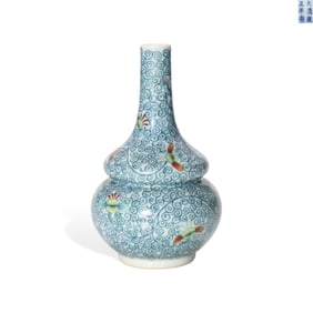 A DOUCAI 'INTERLOCKING FLOWERS' GOURD-SHAPED VASE