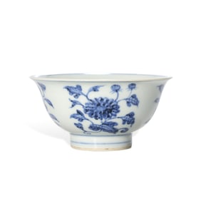 A BLUE AND WHITE 'FLORAL' BOWL