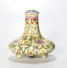 A YELLOW-GROUND FAMILLE ROSE 'INTERLOCKING FLOWERS' TRIPOD FLOWER HOLDER