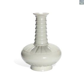 A WHITE-GLAZED VASE