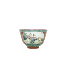 A WOOD-EFFECT GLAZE MEDALLION FAMILLE ROSE 'FIGURE SCENE' BOWL