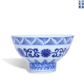 A BLUE AND WHITE 'INTERLOCKING LOTUS' BOWL