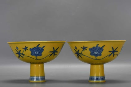 A PAIR OF YELLOW-GROUND BLUE AND WHITE 'MORNING GLORY' STEM BOWLS