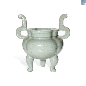 A GUAN-TYPE 'OFFICIAL HAT' TRIPOD CENSER