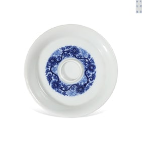 A BLUE AND WHITE 'INTERLOCKING LOTUS' CUP STAND