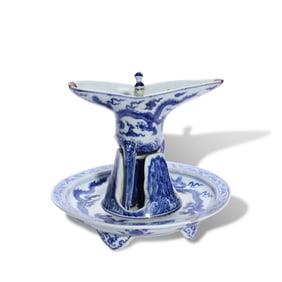 A BLUE AND WHITE 'CLOUD AND DRAGON' LIBATION CUP AND STAND SET