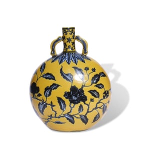 A YELLOW-GROUND BLUE AND WHITE 'FLORAL' TWO-HANDLED MOONFLASK