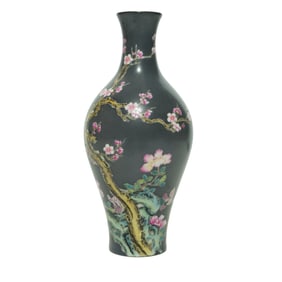 A BLACK-GROUND FAMILLE ROSE 'FLORAL' OLIVE-SHAPED VASE