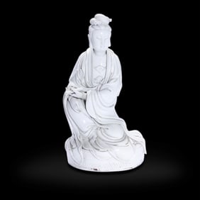 A DEHUA TYPE WHITE GLAZED 'GUANYIN' FIGURE