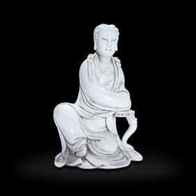 A DEHUA TYPE WHITE GLAZED 'GUANYIN' FIGURE