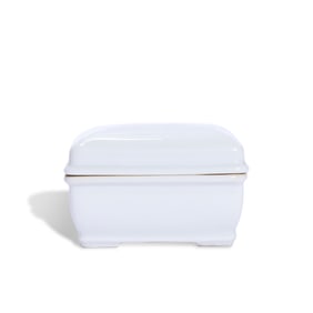 A WHITE-GLAZED RECTANGULAR COVERED BOX