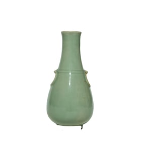 A LONGQUAN CELADON VASE