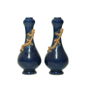 A BLUE-GLAZED BISCUIT 'CHI DRAGON' GARLIC-HEAD VASE