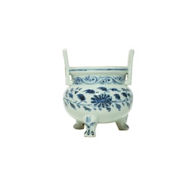 A BLUE AND WHITE 'FLORAL' DOUBLE-HANDLED CENSER