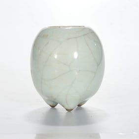 A GUAN-TYPE TRIPOD WATER POT