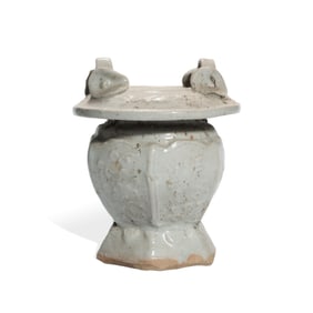 A HUTIAN-TYPE IMPRESSED BASKET SHAPED VASE