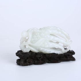 A WHITE HOTAN JADE 'BUDDHA-HAND CITRON' CARVING