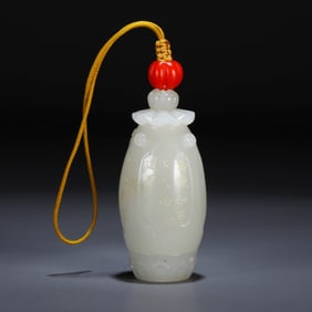 A HOTAN JADE PENDANT WITH GILT 'POETRY'