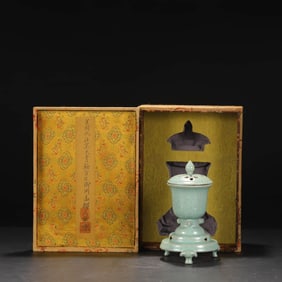 A RU-TYPE CELADON COVERED CENSER