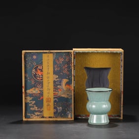 A RU-TYPE CELADON FLOWER RECEPTACLE