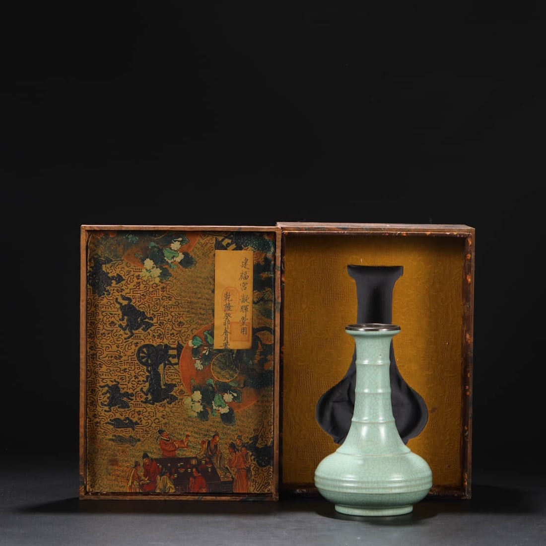 A RU-TYPE CELADON VASE (1 of 7)